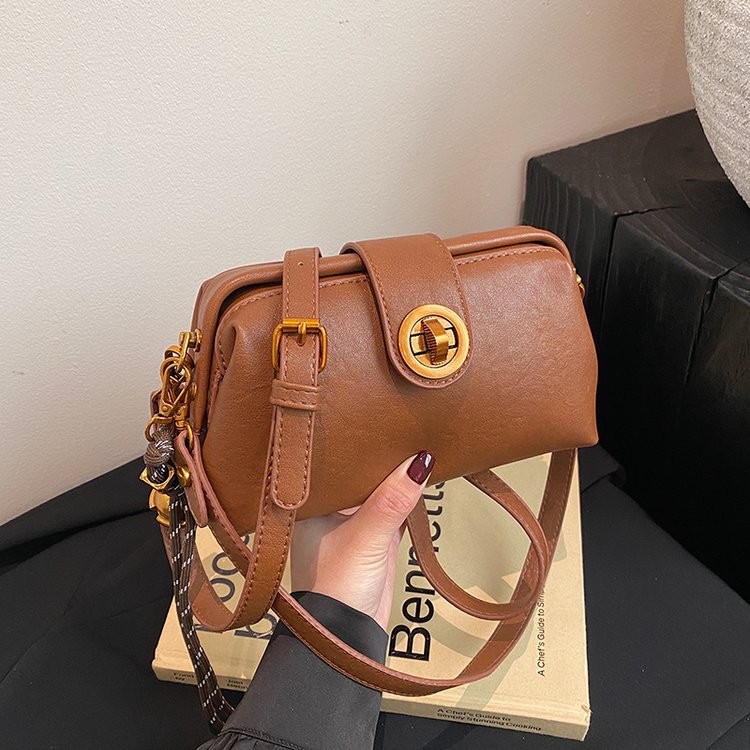 High Sense Niche Female Autumn And Winter New Retro Frosted Crossbody Bag