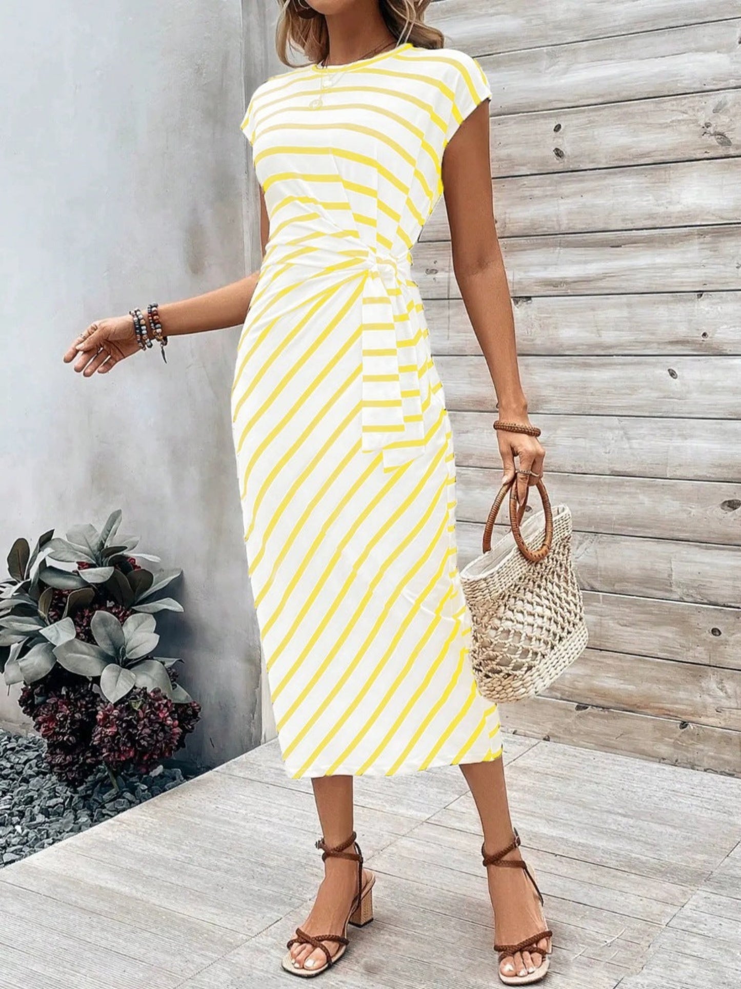 Elegant Waist Strap Striped Round Neck Short Sleeve And Long Pattern Dress