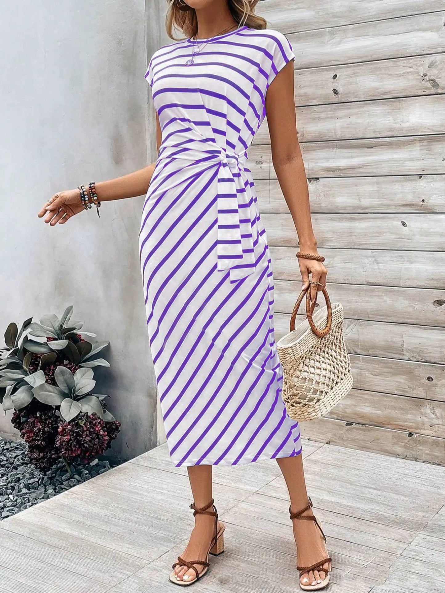 Elegant Waist Strap Striped Round Neck Short Sleeve And Long Pattern Dress
